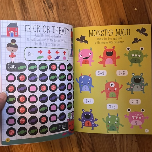 New Halloween Window Stickies and decorations book with activities for kids - Picture 7 of 16